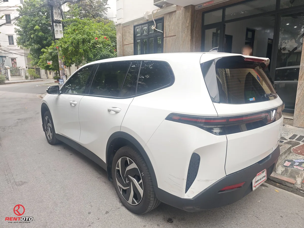 Thu&ecirc; xe tự l&aacute;i theo th&aacute;ng Limo Green 7 chỗ từ 24 triệu/th&aacute;ng
